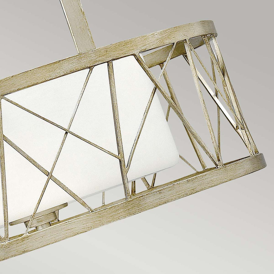Vue rapprochée du motif géométrique de la cage métallique