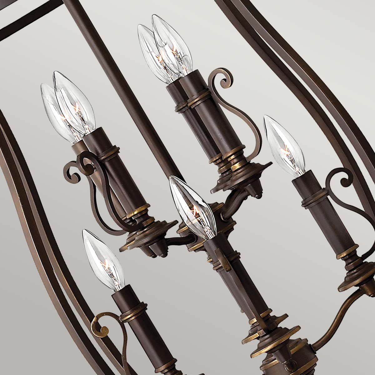 Gros plan sur les douilles et ampoules bougies en verre transparent du luminaire