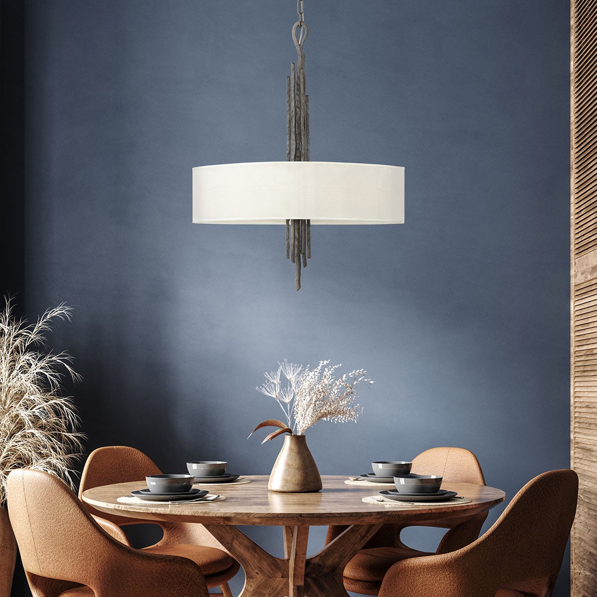 Mise en ambiance au-dessus d'une table ronde dans une salle à manger bleu nuit