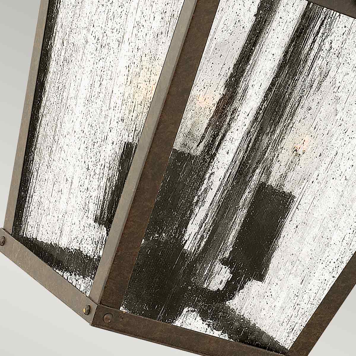 Détail du verre grenu et de la structure métallique de l'applique