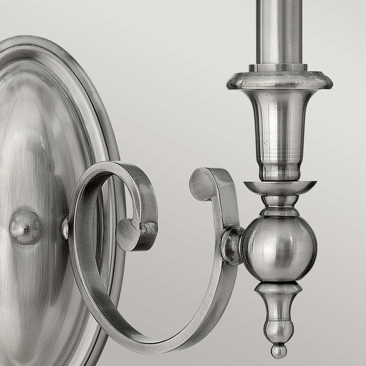 Gros plan sur un bras recourbé, la sphère et la douille cylindrique