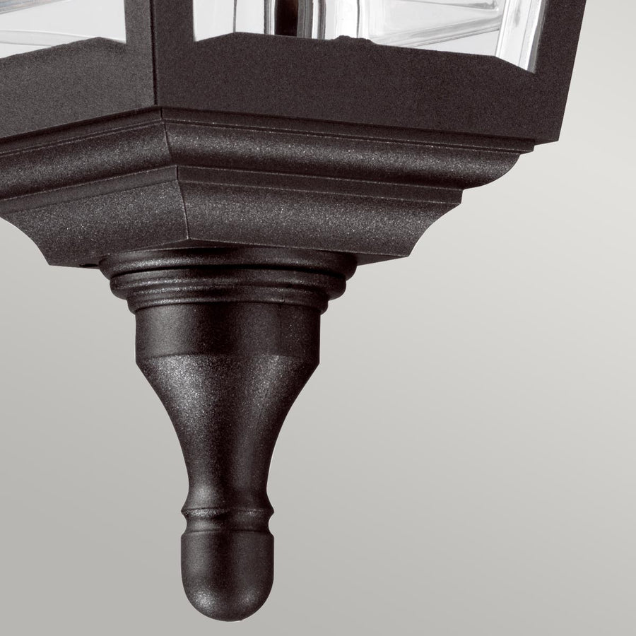 Détail de la pointe inférieure noire et de la texture granuleuse du métal.