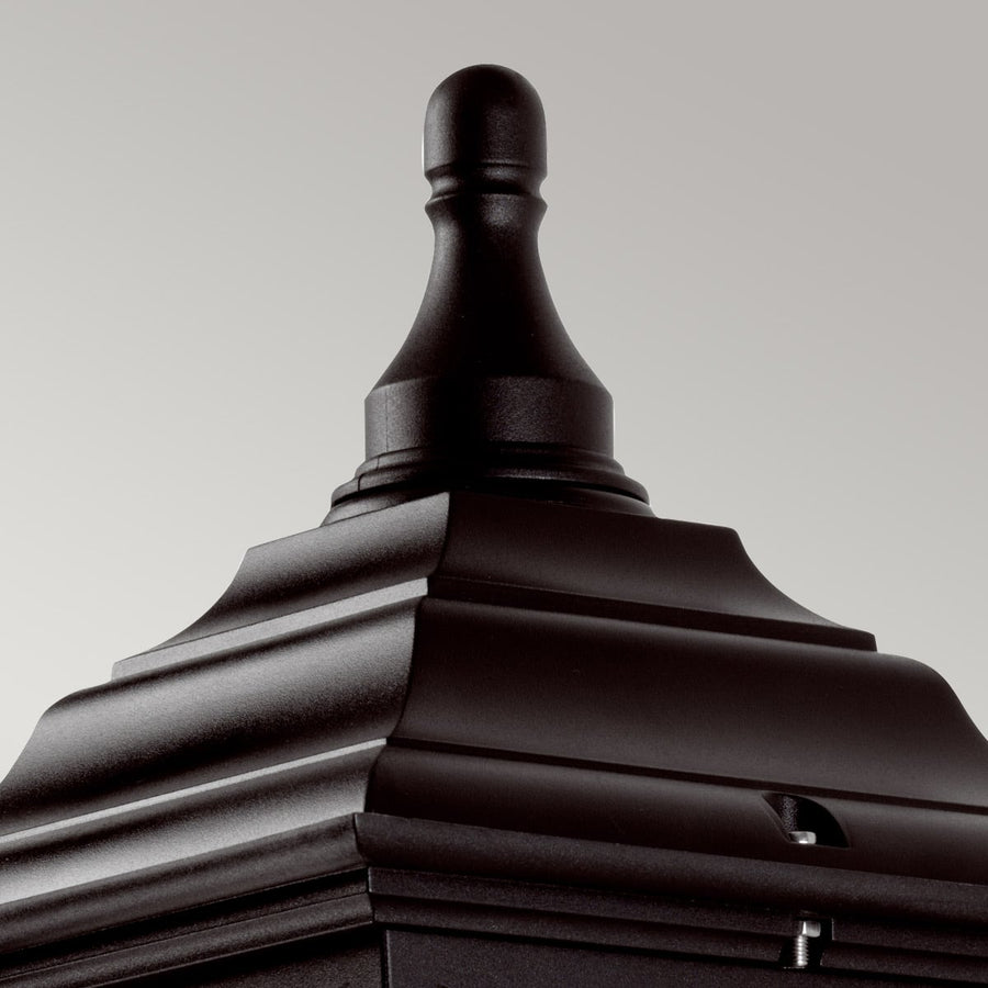 Plan rapproché du chapiteau noir et de la pointe décorative supérieure