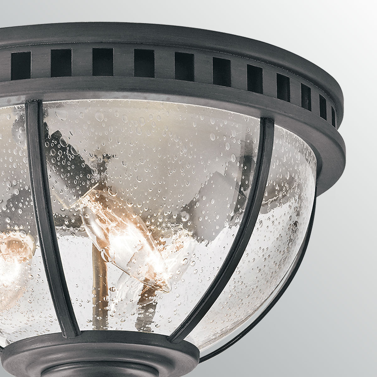 Vue rapprochée de l'armature, du verre grainé et de la lumière chaude.