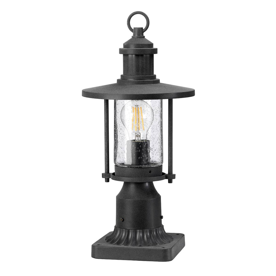 Lampadaire présenté de trois quarts, lanterne et pied bien visibles
