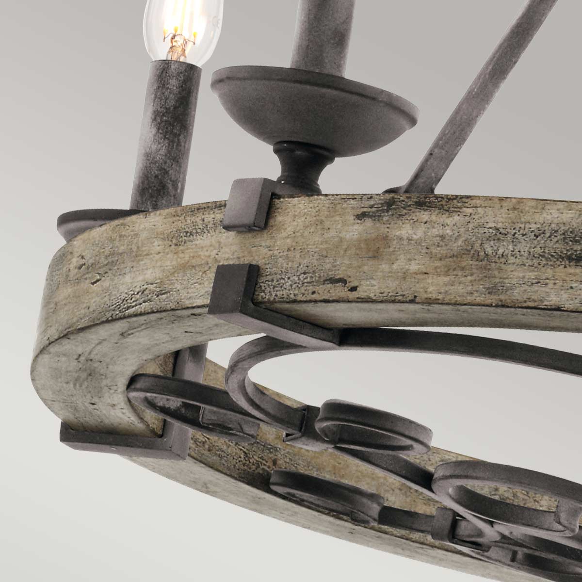 Détail du cerclage en bois brut et de son support métallique patiné