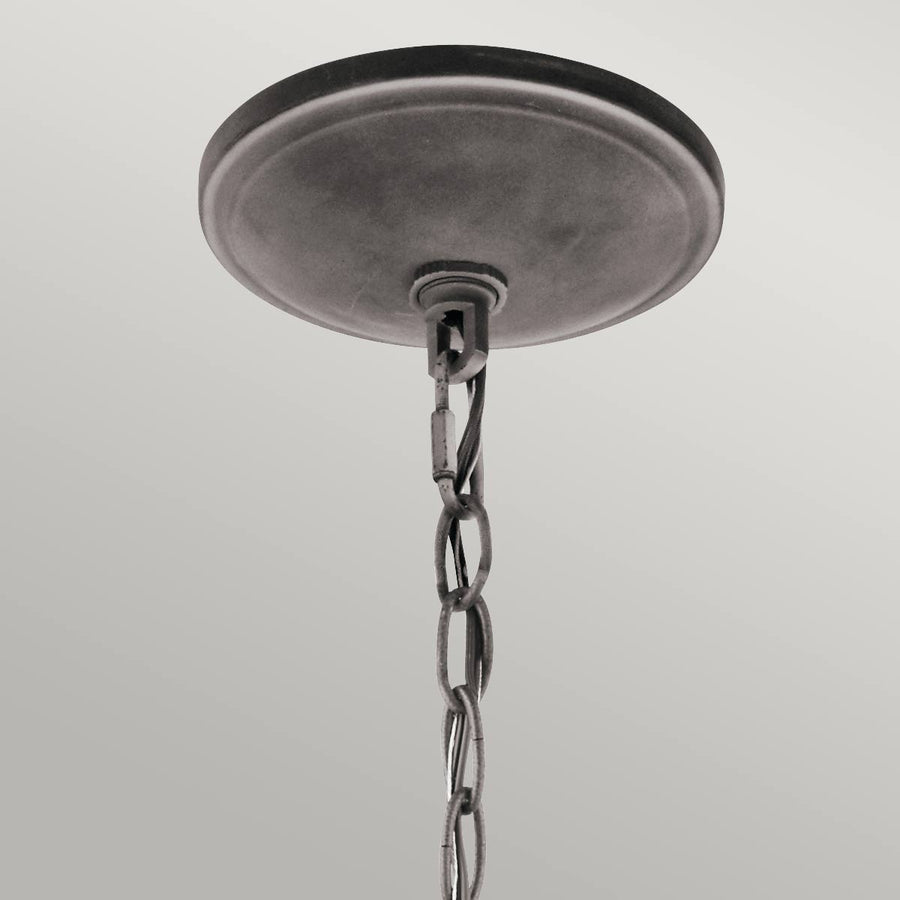 Gros plan de la rosace de plafond et de la chaîne de suspension