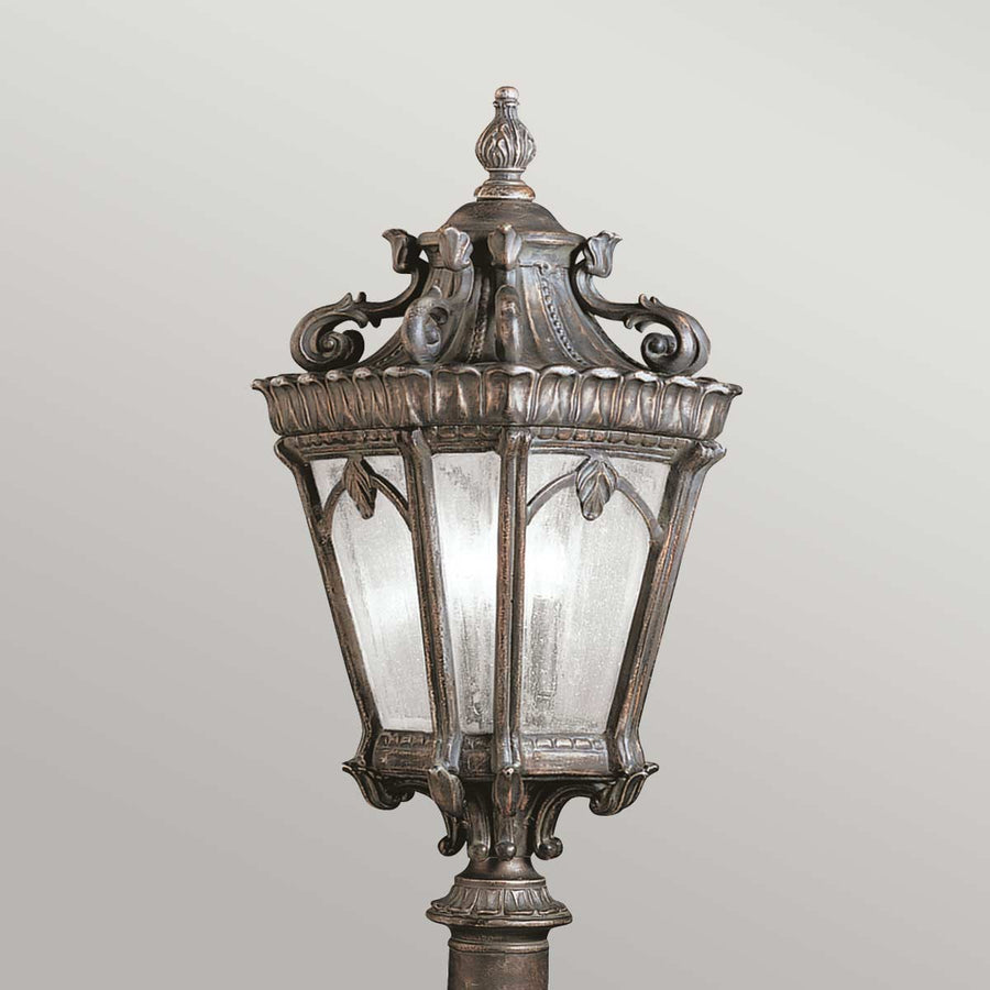 Gros plan sur la lanterne ouvragée en métal et verre, détails décoratifs.