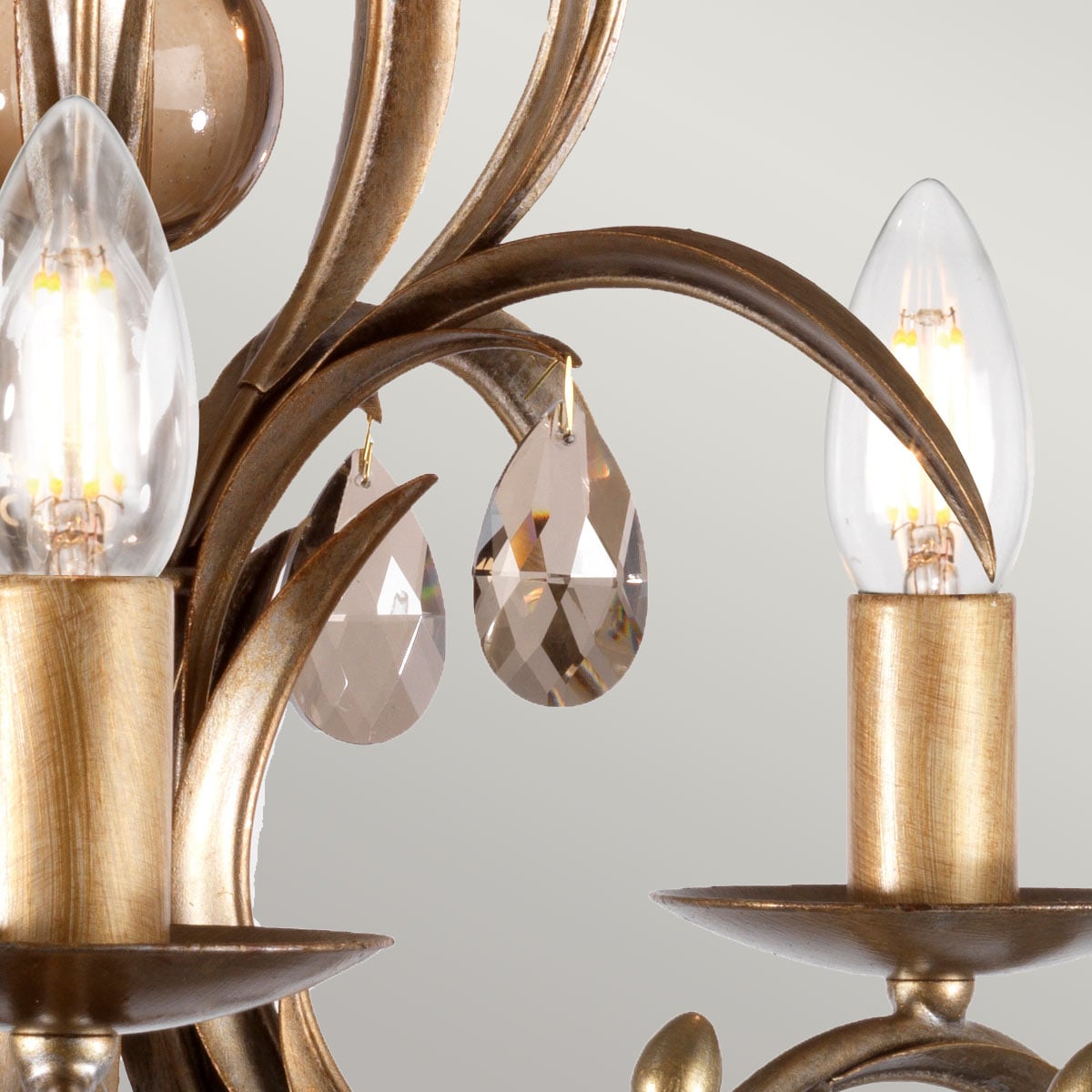 Détail des douilles dorées, ampoules flamme et pampilles de verre facetté