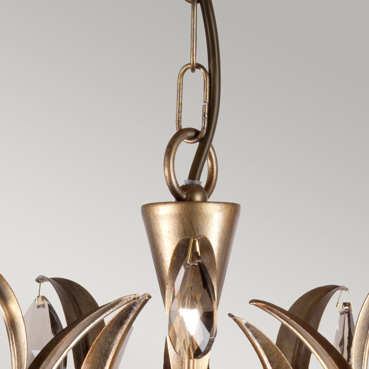 Détail du sommet : chaîne, cône bronze et pendentif de verre transparent