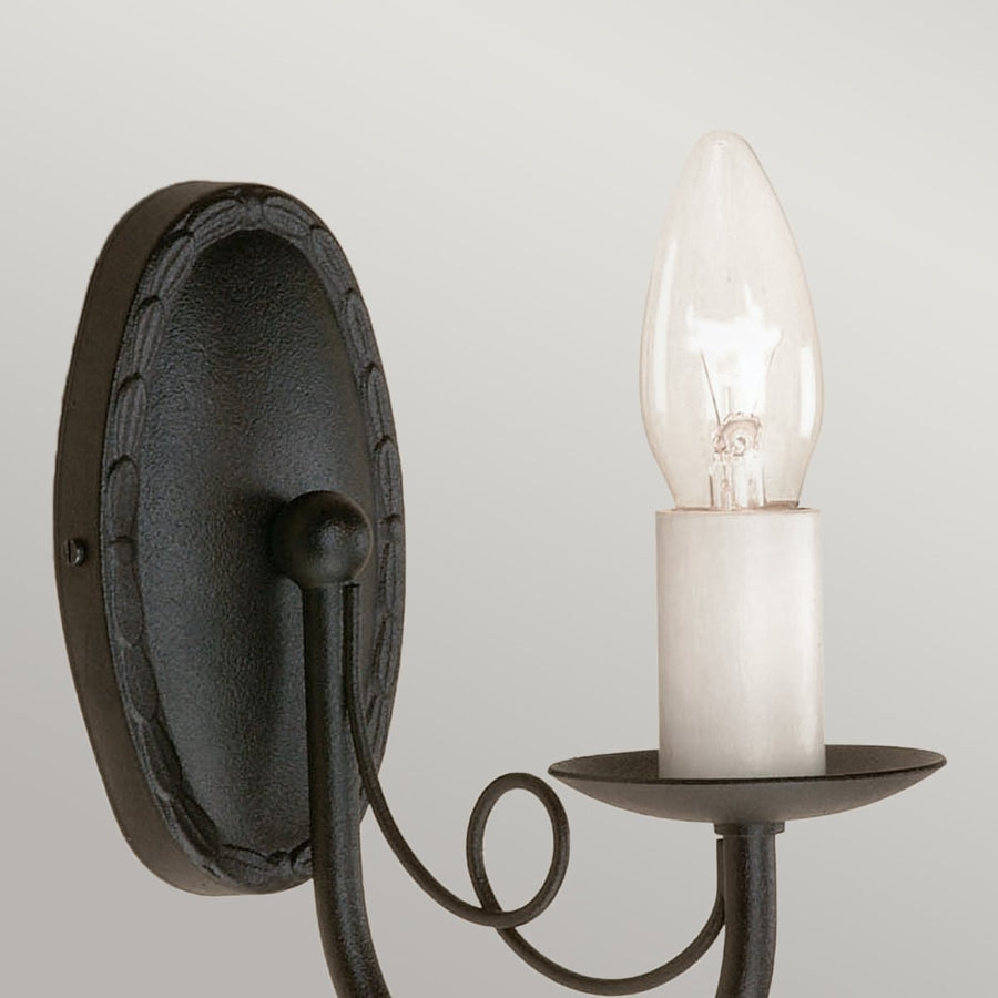Détail rapproché du plateau ovale godronné et de la coupelle porte-bougie noire