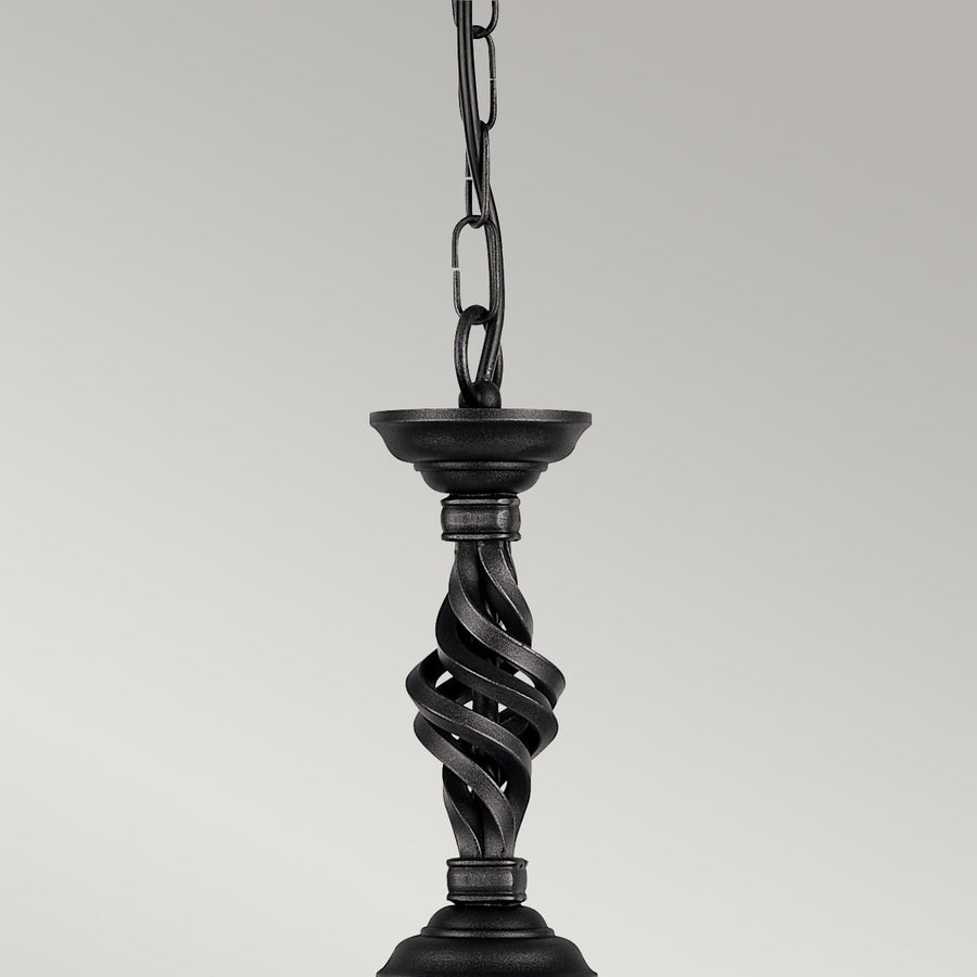 Détail de la chaîne et de la colonne torsadée en métal noir