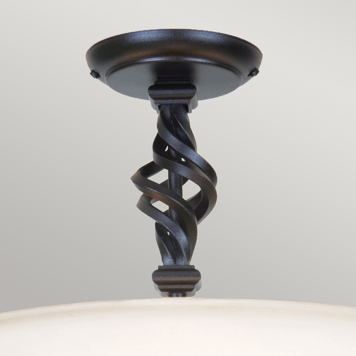 Détail du support de plafond et de la tige métallique noire torsadée