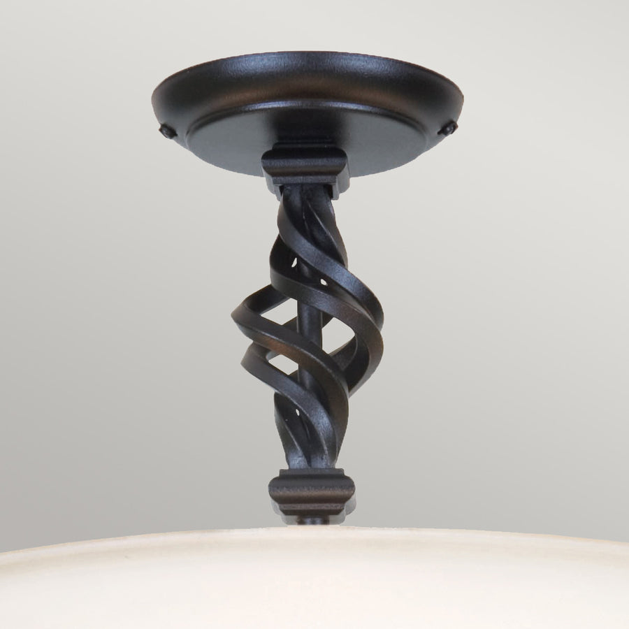 Détail du support de plafond et de la tige métallique noire torsadée