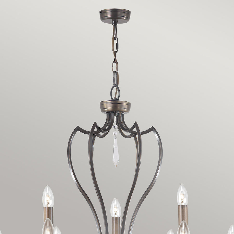 Détail du sommet : coupole de plafond, chaîne métallique et pendentif cristal goutte