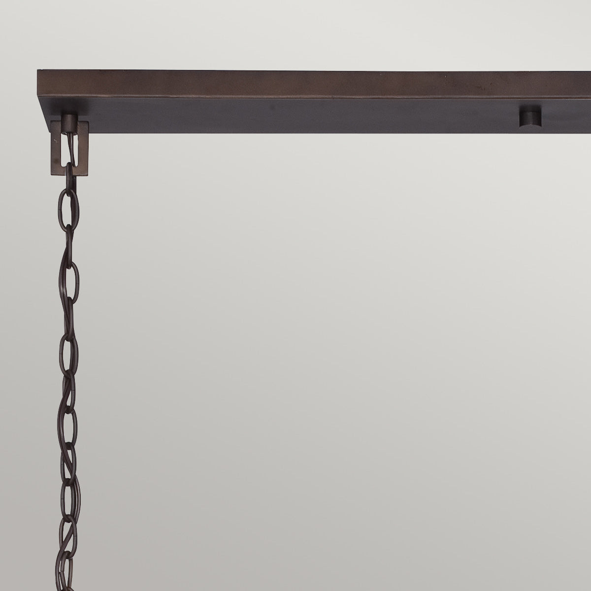Détail de la platine de fixation au plafond et des maillons de chaîne