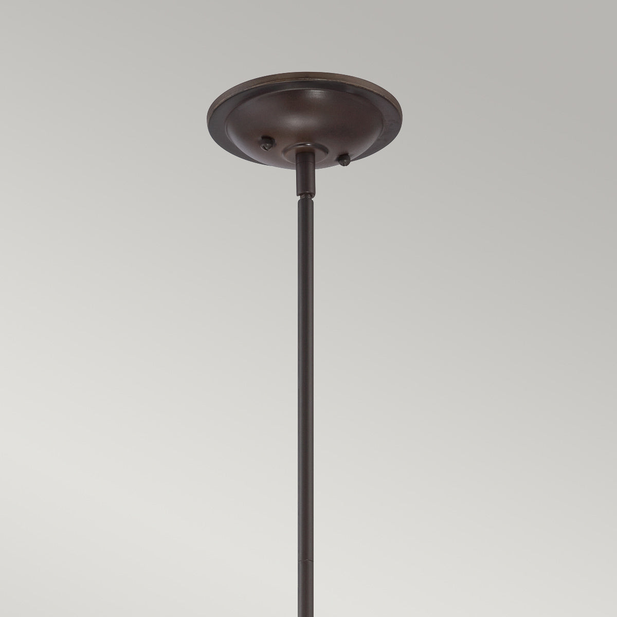 Détail de la rosace de plafond et de la longue tige de suspension