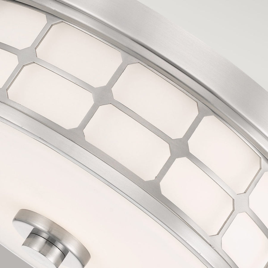 Détail rapproché de la grille métallique et du verre blanc translucide.