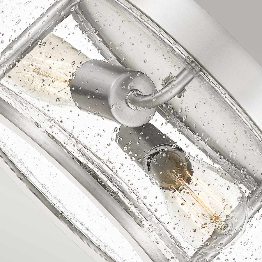 Vue plongeante sur les douilles et ampoules filament à travers le verre