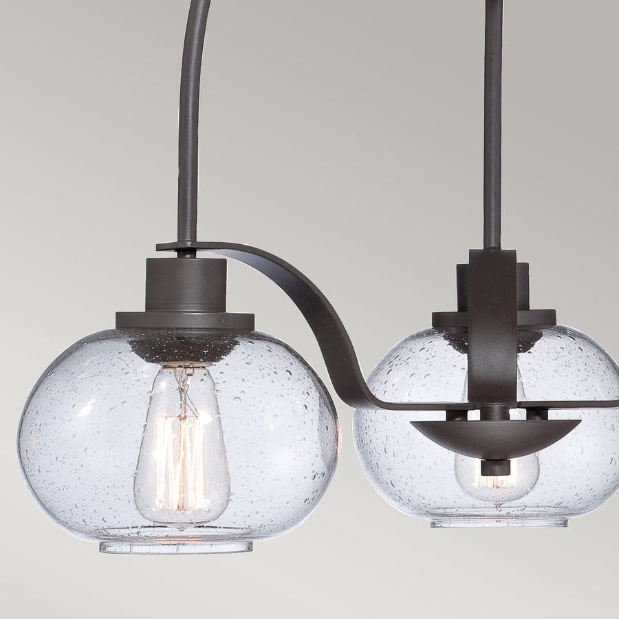 Détail rapproché de deux globes en verre bullé et de leurs ampoules filament