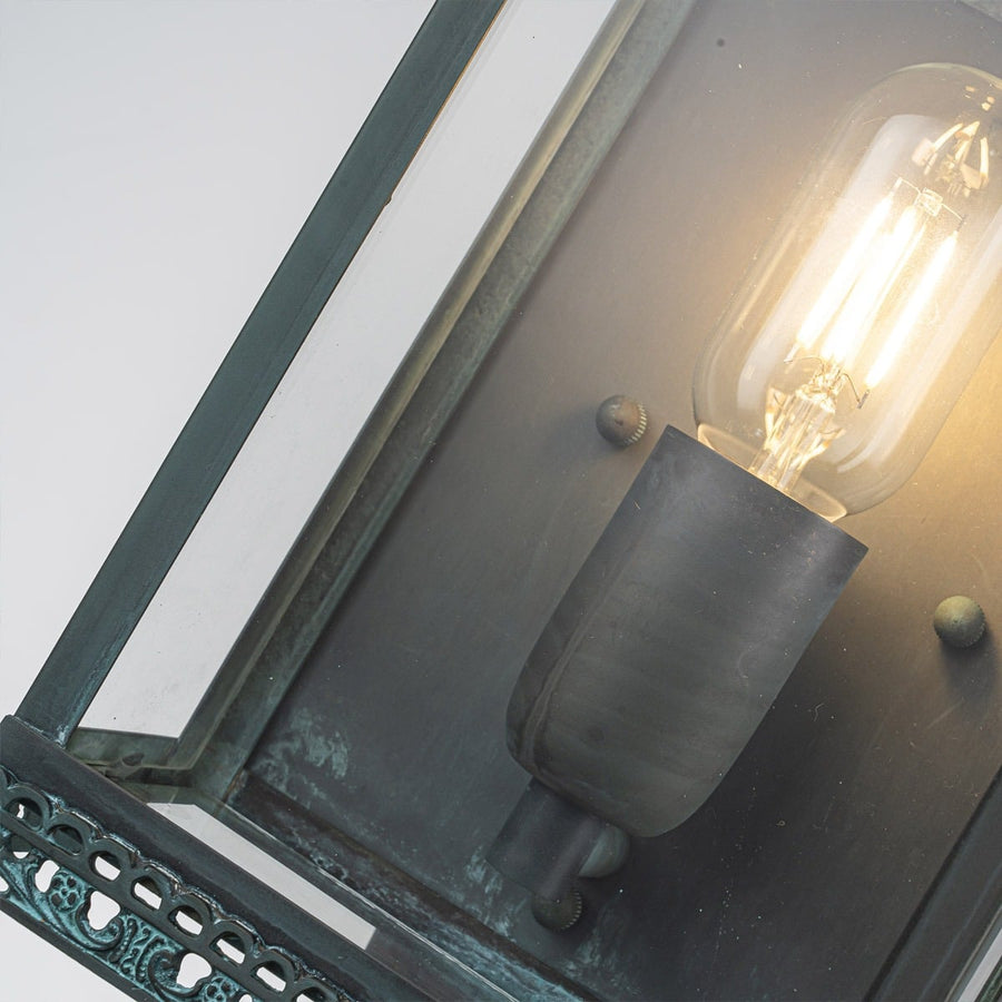 Détail intérieur montrant la douille et l'ampoule Edison allumée