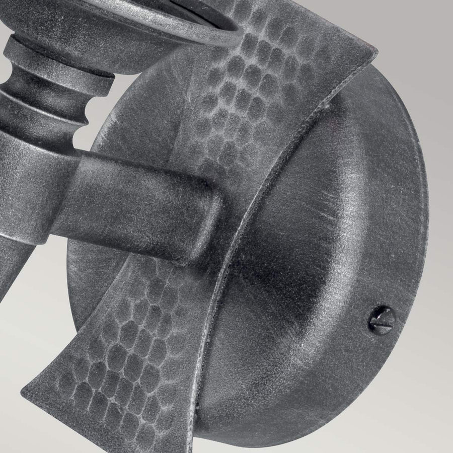 Détail de la finition martelée de la platine et de la vis de fixation