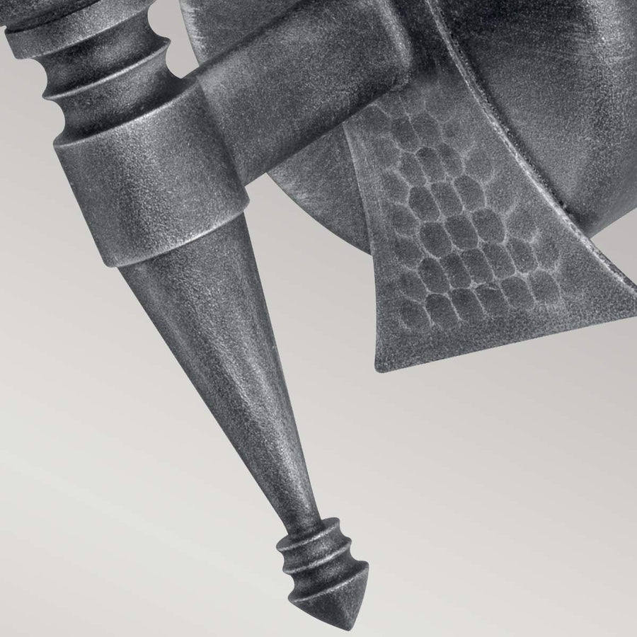 Détail de la pointe conique et du cabochon sculpté sous la douille