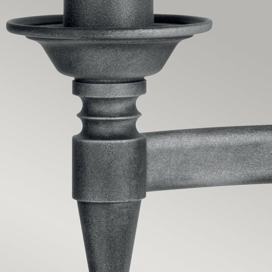 Gros plan sur la coupelle et la jonction du bras, texture métal martelé gris