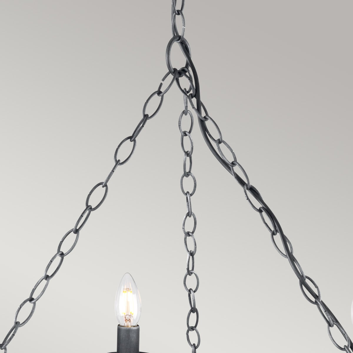Détail de la suspension avec chaînes métalliques convergeant vers le sommet