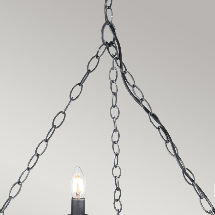 Détail de la suspension avec chaînes métalliques convergeant vers le sommet