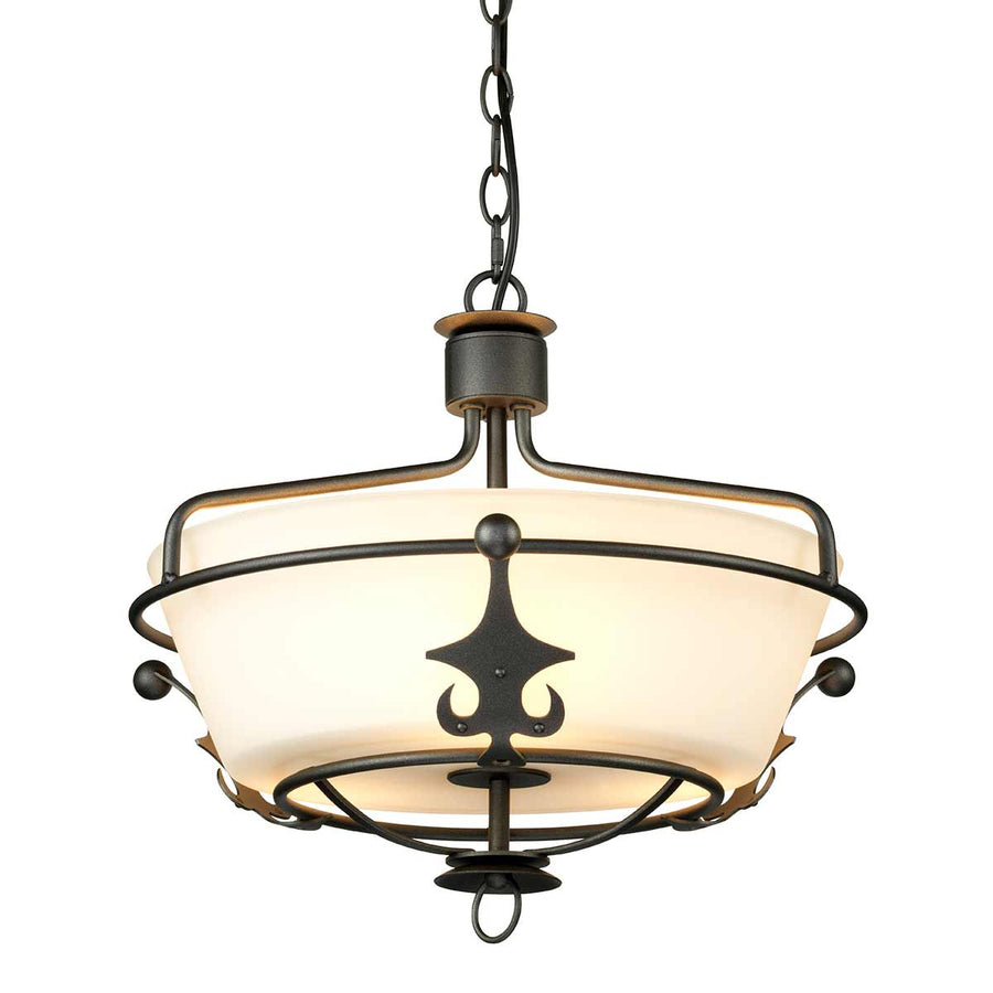 Vue de la suspension avec chaîne de fixation et diffuseur en verre blanc.