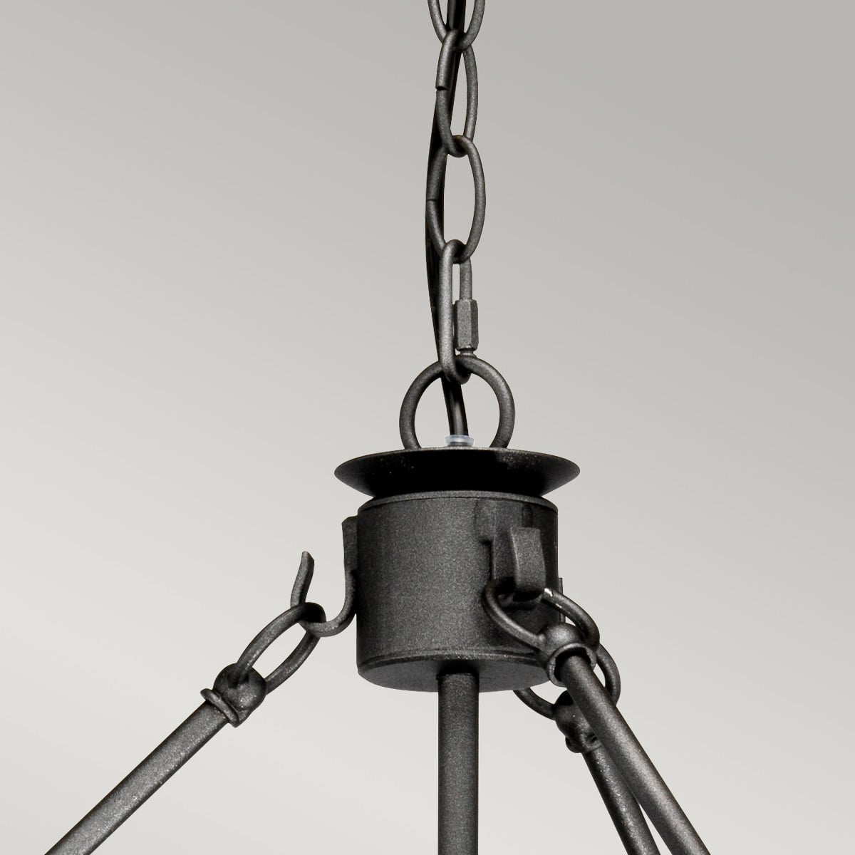 Détail de la chaîne de suspension et de l'attache supérieure en métal anthracite texturé
