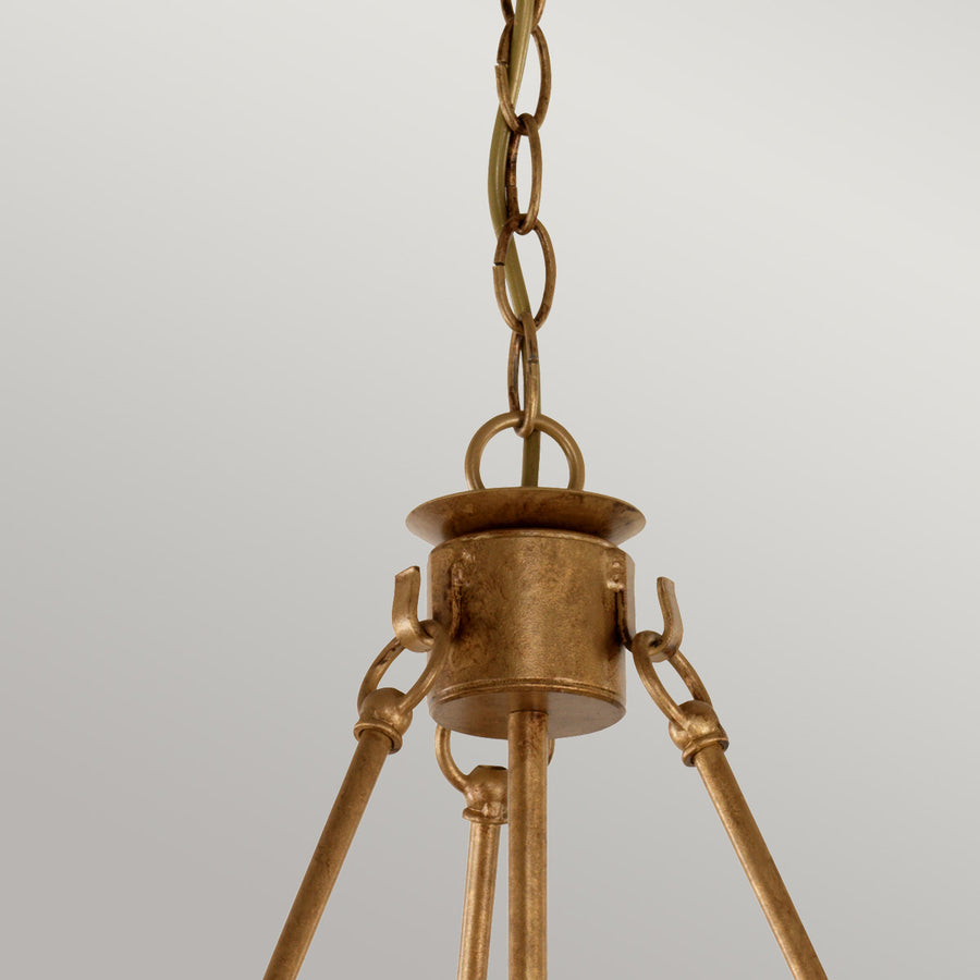 Détail du sommet : chaîne, anneau et fixation du lustre doré au plafond.