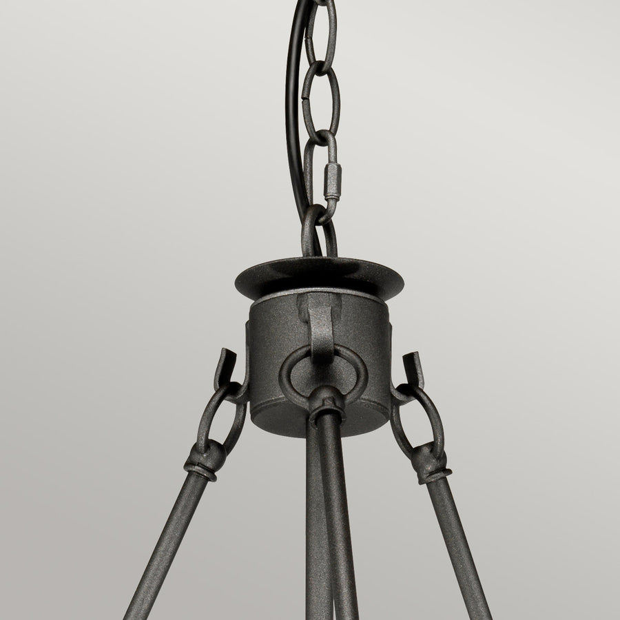 Détail de l'attache et de la chaîne de suspension au sommet du luminaire