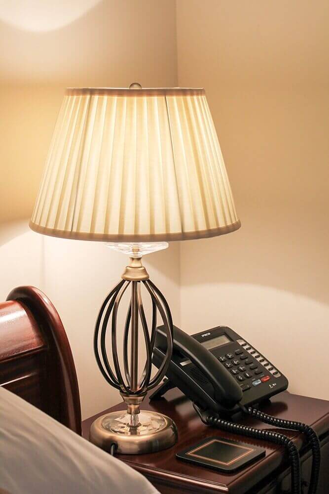 Lampe à poser Aegean laiton vieilli et crème