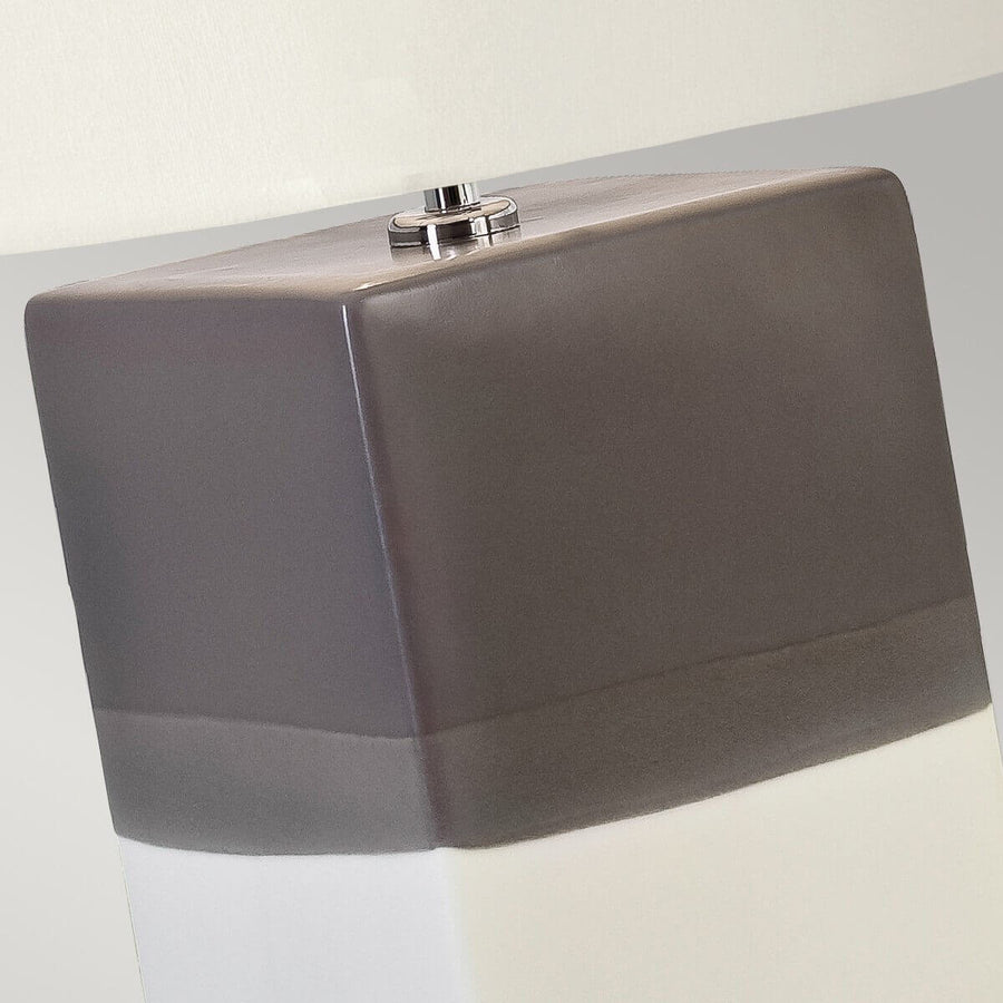 Détail du haut du socle gris brillant avec col métallique et fixation de l'abat-jour.