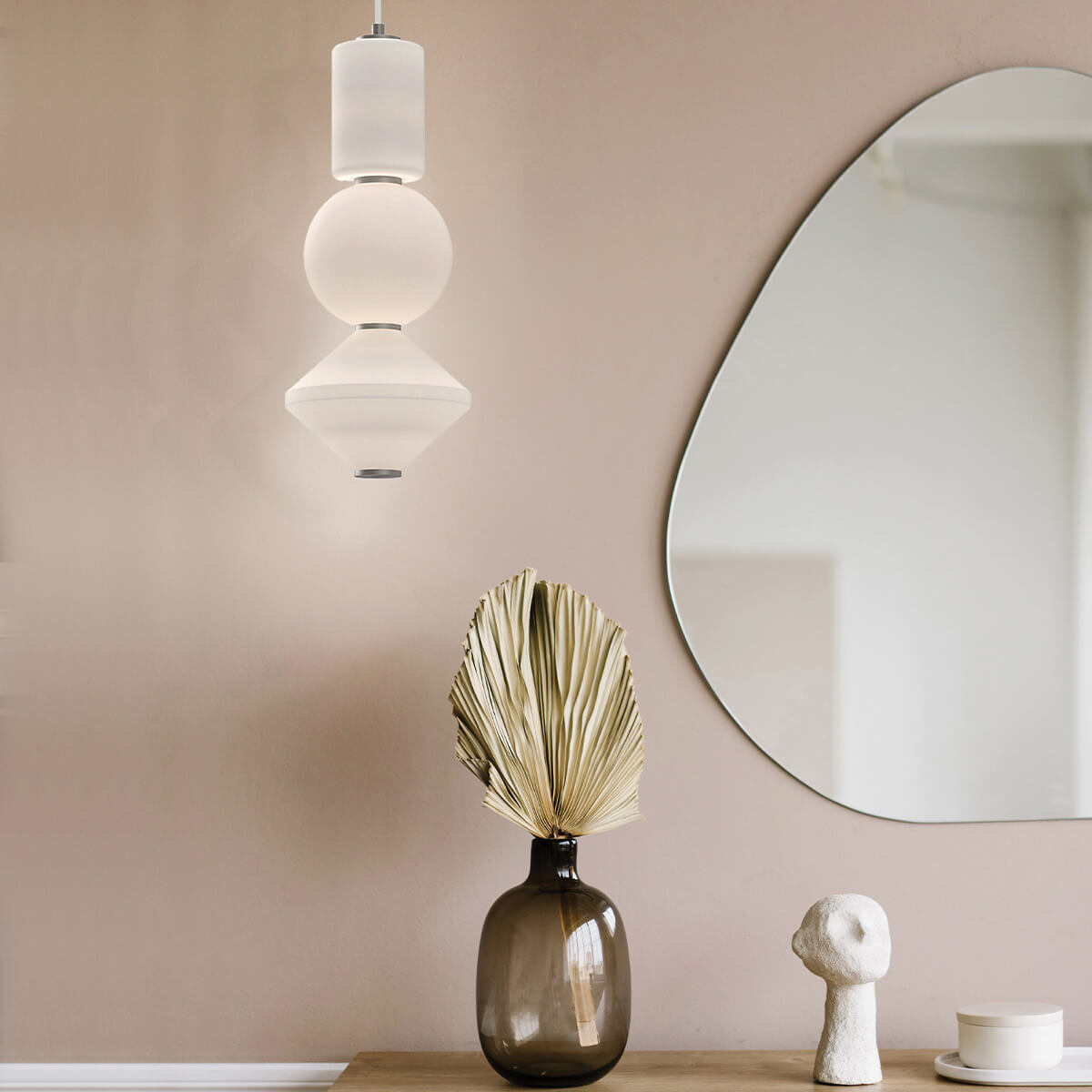 Mise en ambiance sur fond beige, près d'un miroir et d'un vase