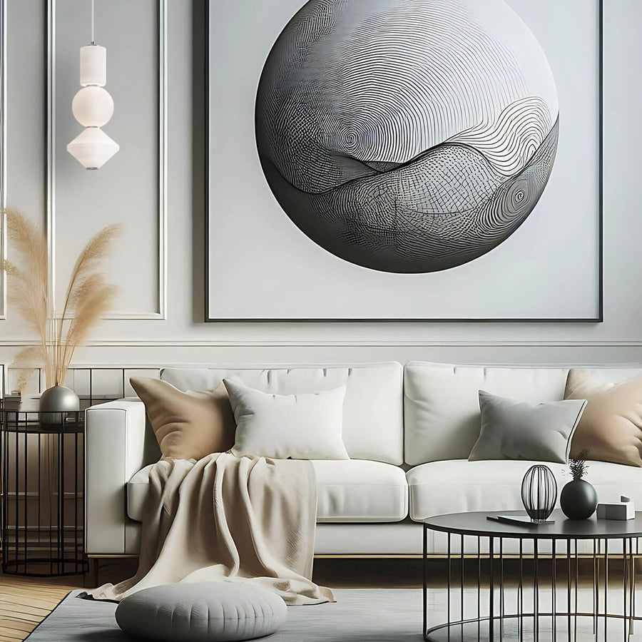Mise en ambiance dans un salon clair avec canapé blanc et tableau