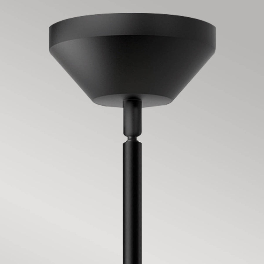 Détail de la rosace noire mate fixée au plafond et de la tige