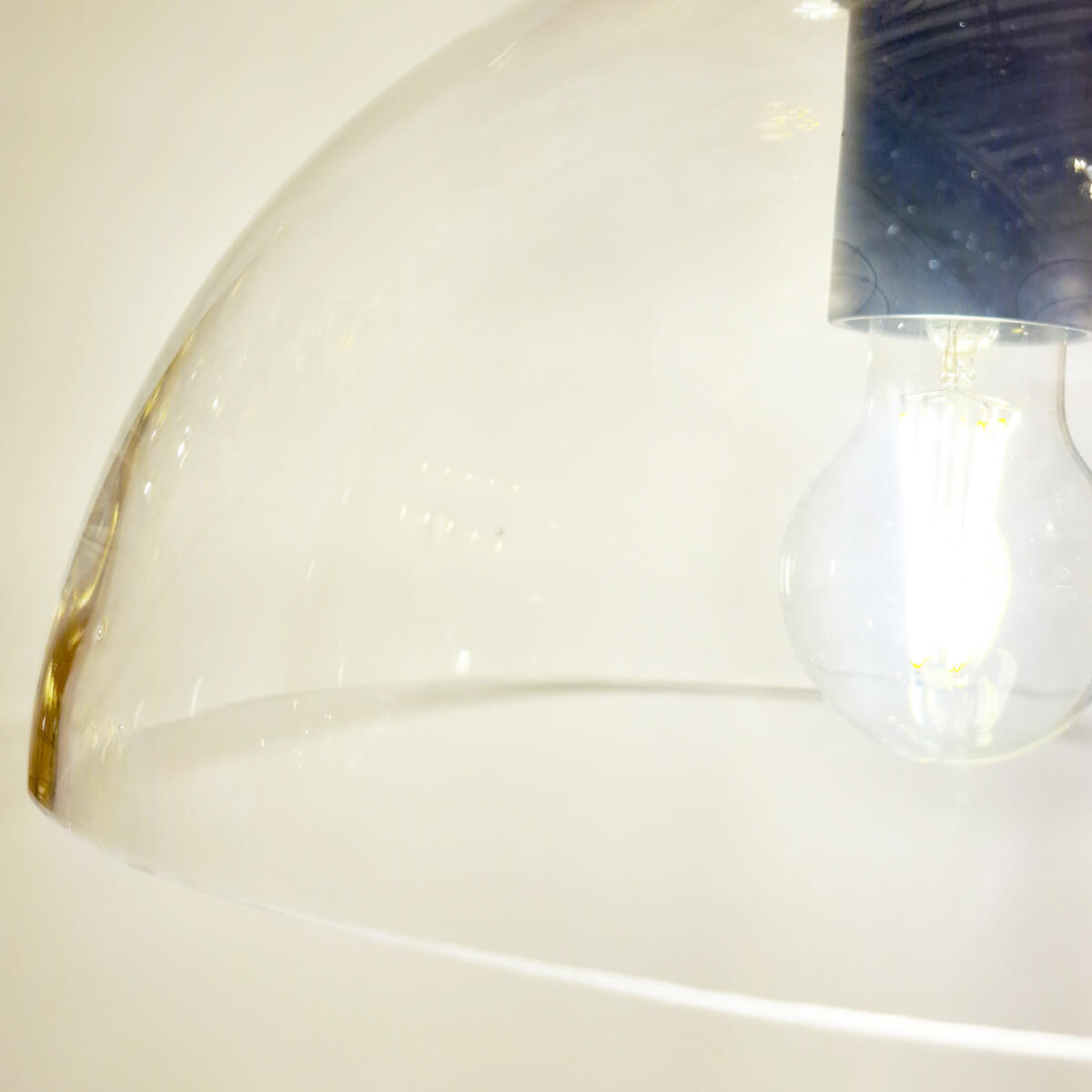 Gros plan sur la coupole en verre transparent et l'ampoule allumée à l'intérieur