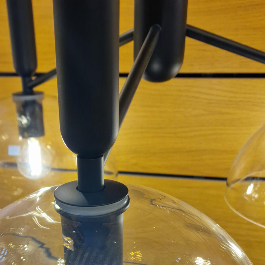 Détail de l'embase et des coupoles transparentes sur fond de meuble en bois