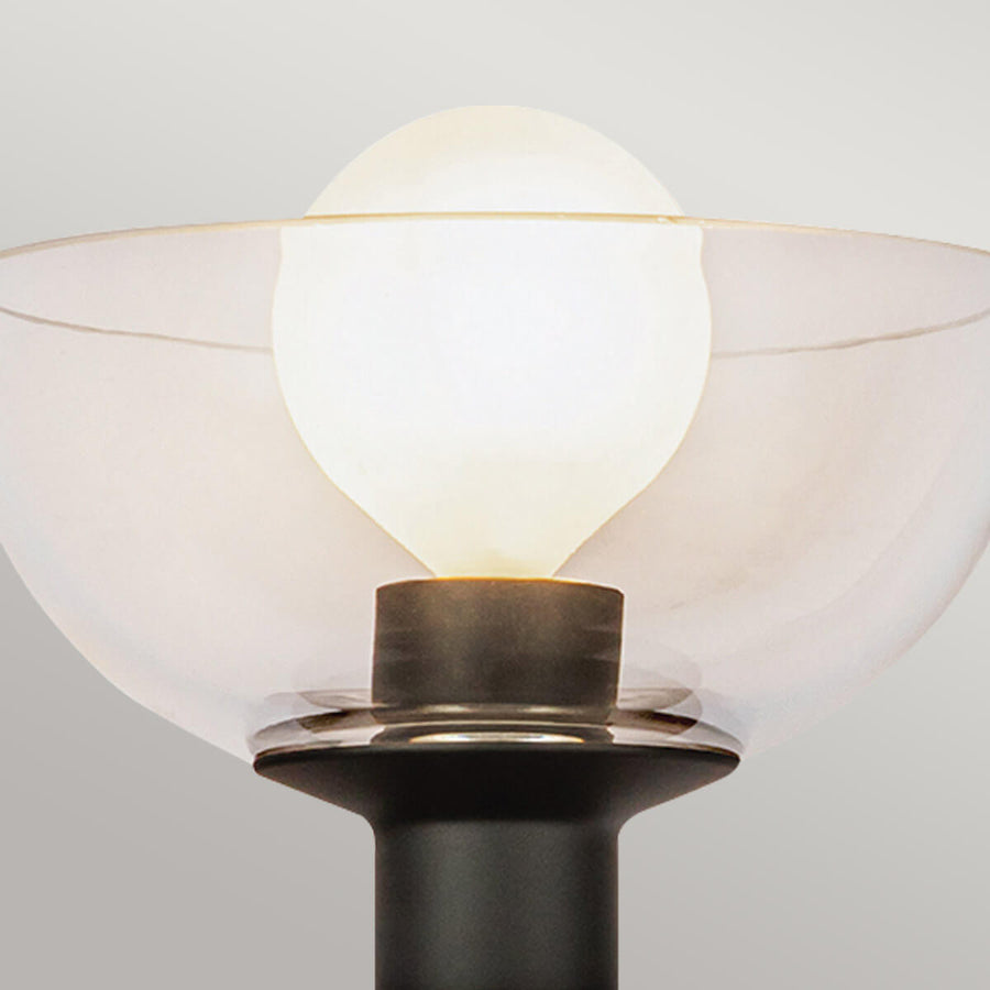 Gros plan sur l'ampoule sphérique éclairée à l'intérieur de la coupe