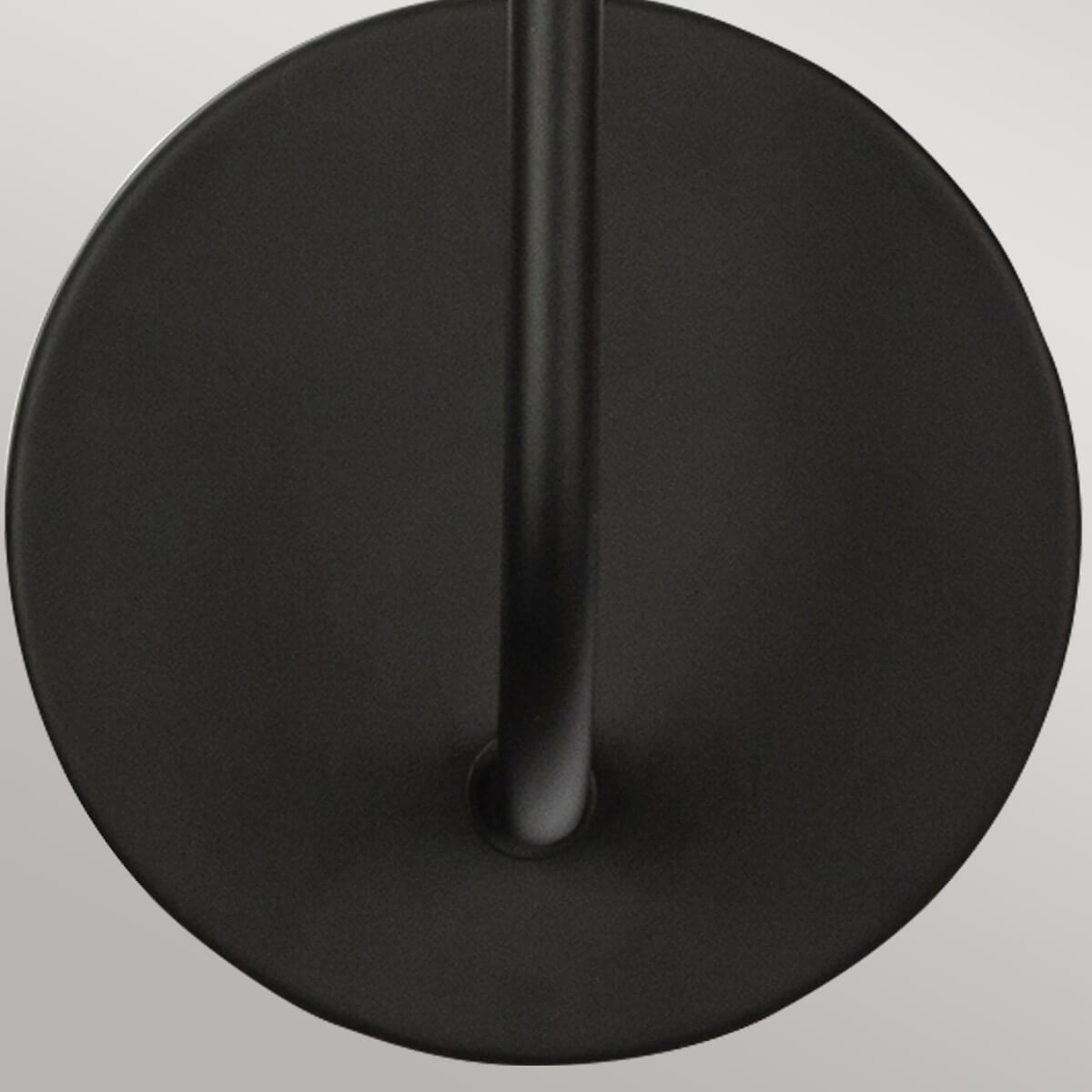 Détail de la platine ronde noire mate et de la tige centrale