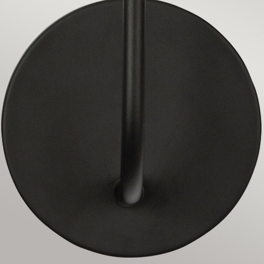 Détail de la platine ronde noire mate et de la tige centrale