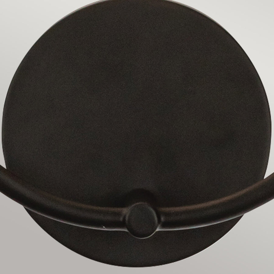 Détail de la platine ronde noire mate avec bras courbe et fixation centrale