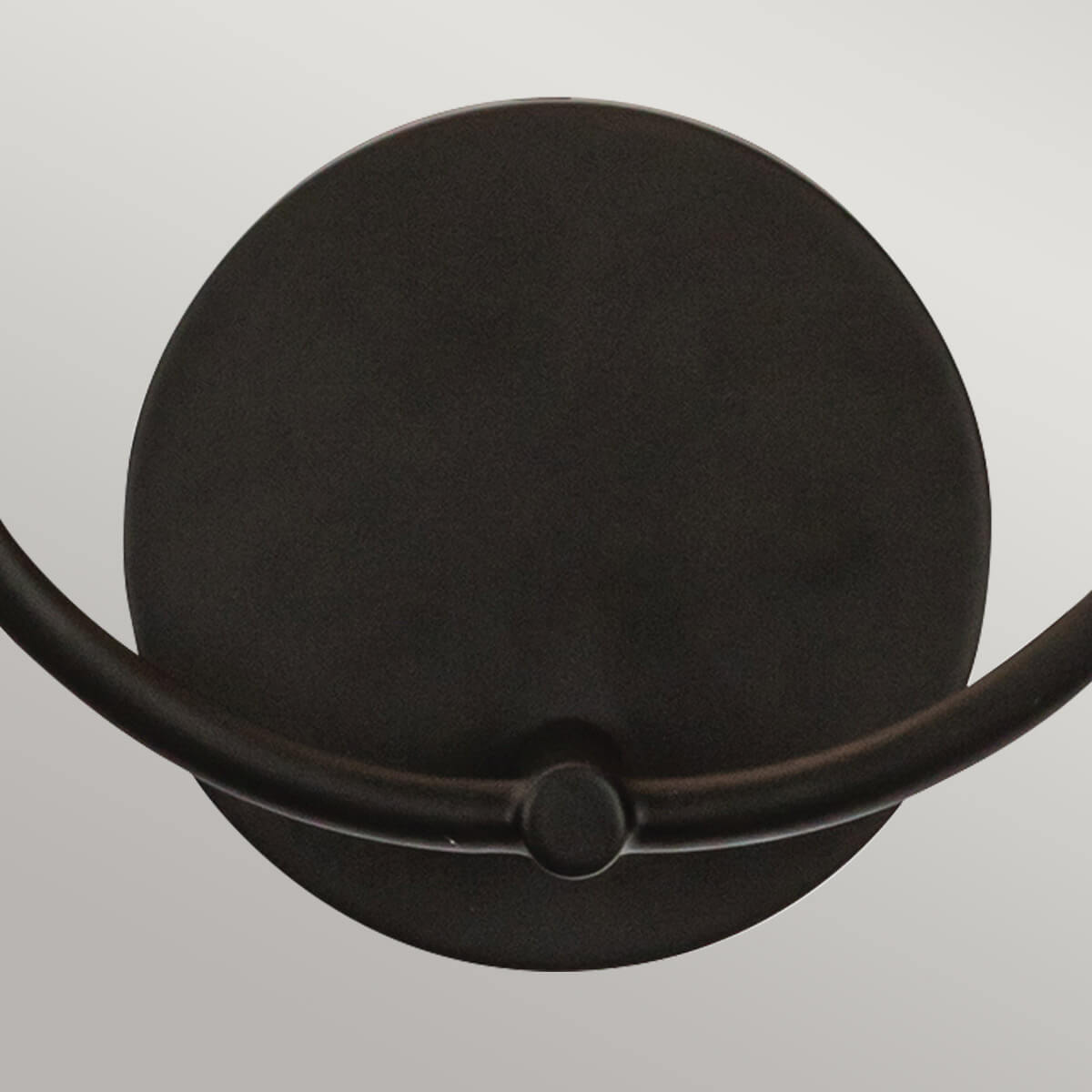 Détail du support arrière arrondi et du bras métallique en finition noire