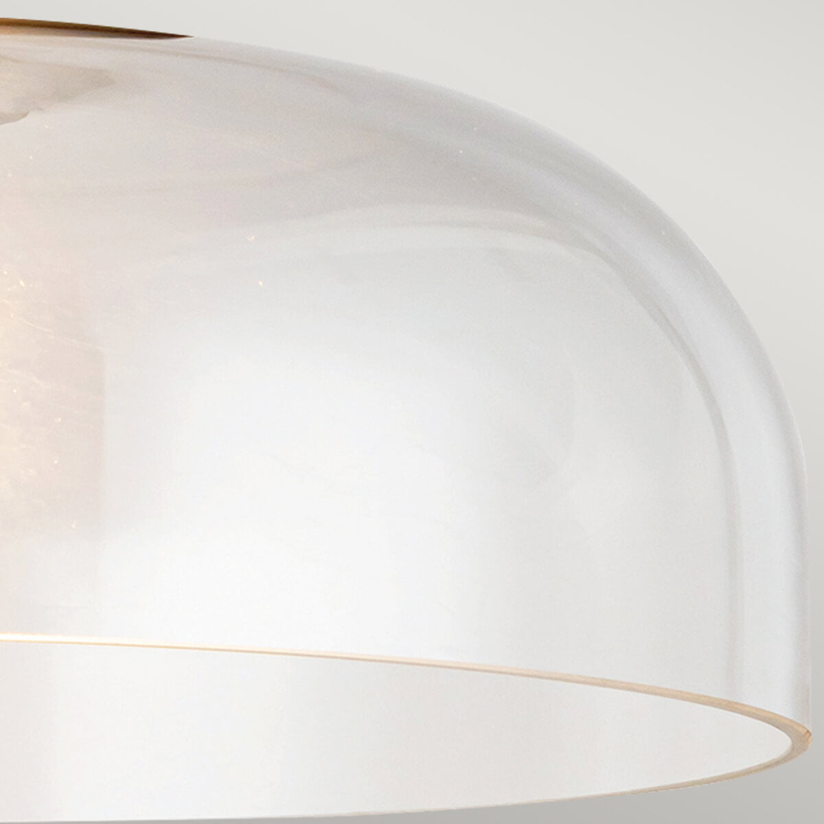 Détail du bord du diffuseur en verre transparent au liseré doré