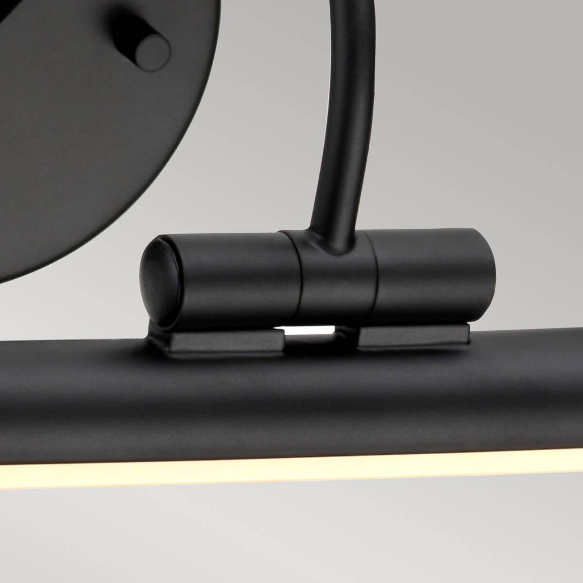 Gros plan sur l'articulation pivotante reliant le bras au tube lumineux