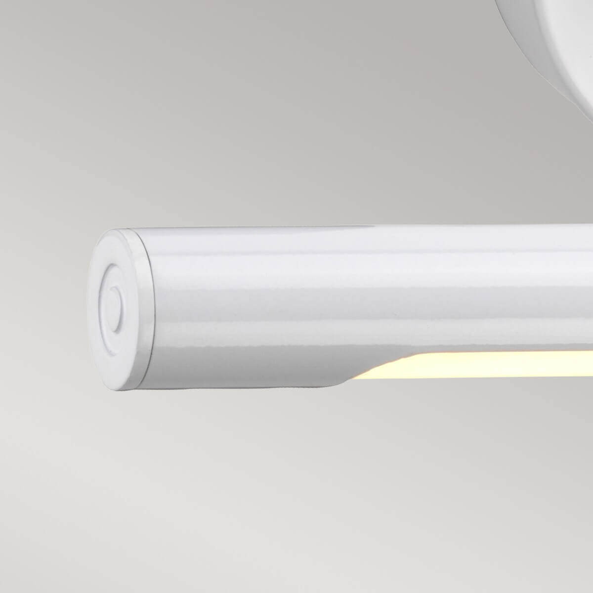 Gros plan de l'extrémité du tube blanc et de la bande LED