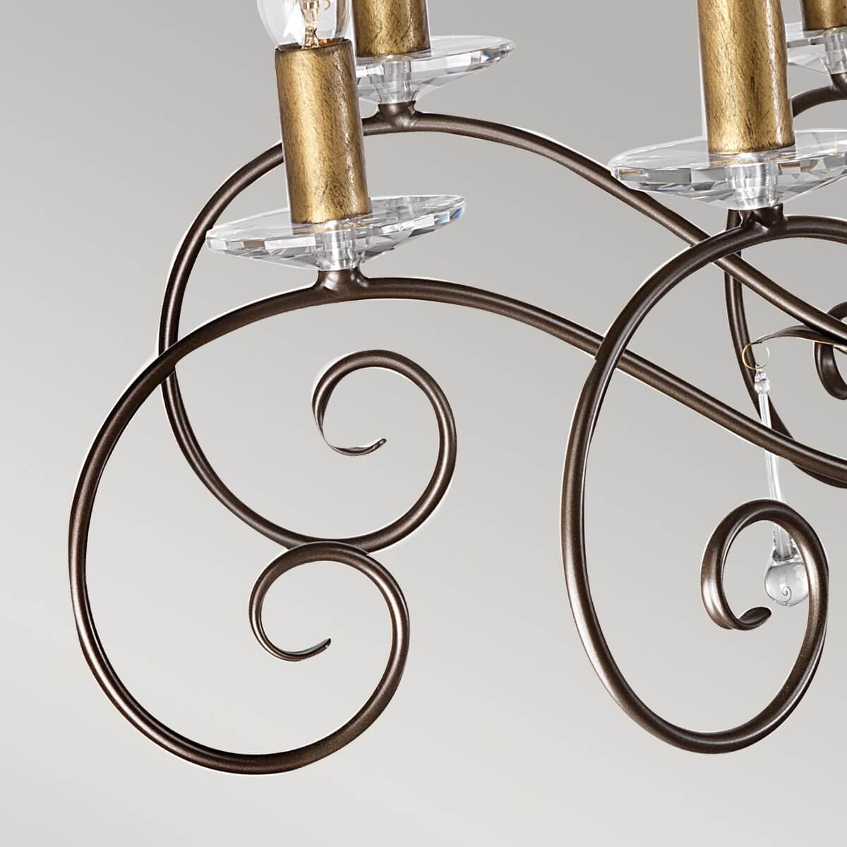 Détail d'un bras recourbé terminé par une lumière, coupelle cristal et pampille en verre.